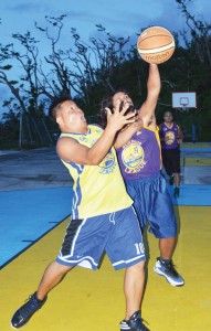 Purple Rain’s Rey Deleon Guerrero, right, taps out a pass intended for Oh My J’s Junar Guiab during the first half of their suspended game in the Blue Haus-IT&E caging last Saturday at the Navy Hill court. (Roselyn B. Monroyo)