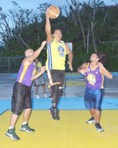 Oh My J’s Mark Asuhan drives against two Purple Rain players during the first half of their suspended game in the Blue Haus-IT&E caging last week at the Navy Hill court. (Roselyn B. Monroyo)
