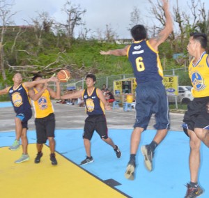 Makalaro Lang’s Ivan Devero, second left, seen here losing possession as he is double-teamed  by Hard Kulangot players during their game in the Blue Haus-IT&E caging at the Navy Hill court, scored 26 points in their 82-61 spanking of Eh Di Wow. (Roselyn B. Monroyo)