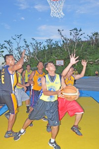 Oh My J’s Joseph Galulu is surrounded by three Makalaro Lang defenders under the basket during the second half of their game in the Blue Haus-IT&E caging last night at the Navy Hill court. (Roselyn B. Monroyo)