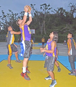 Purple Rain’s Bruce Berline towers over his teammates and Makalaro Lang players, making it easy for him to get the rebound in this play in the first half of their game in the Blue Haus-IT&E caging last Saturday at the Navy Hill court. (Roselyn B. Monroyo)