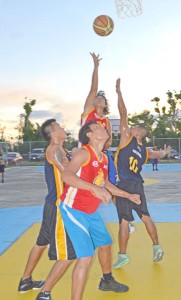 Red Rice’s Michael Cabanas unloads a point-blank shot against Hard Kulangot’s J.R. Barrios, while Marlon De Dios, left, and Darwin Barbo jockey for position in the rebound play during their game in the Blue Haus-IT&E caging at the Navy Hill court. (Roselyn B. Monroyo)