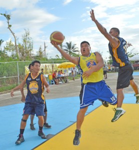 Junar Guiab, seen here going for a layup against Hard Kulangot’s J.R. Barrios, scored 22 points in Oh My J’s 61-50 win over Kidlat in their game in the Blue Haus-IT&E caging last Monday at the Navy Hill court. (Roselyn B. Monroyo)