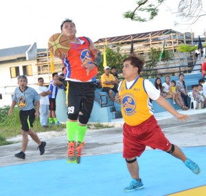 Pasion De Amor’s Rey Pestillos scoops up a layup against Makalaro Lang’s Greg De Leon during the first half of their game in the Blue Haus-IT&E caging yesterday at the Navy Hill court. (Roselyn B. Monroyo)