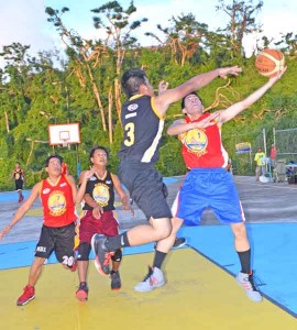 Red Rice’s Angelo Fernando, right, drives against Wag Kang Pabebe’s J.R. Mina during the first half of their game in the Blue Haus-IT&E caging last Tuesday at the Navy Hill Court. (Roselyn B. Monroyo)