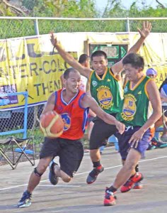 Elmer Esdrelon, seen here trying to dribble away from two Kidlat defenders, hit the game-winning trey in Pasion De Amor’s 61-60 victory against Purple Rain during their game in the Blue Haus-IT&E caging yesterday at the Navy Hill court. (Roselyn B. Monroyo)