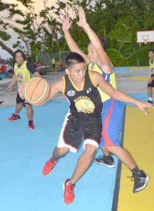 Mamba’s Christian Devero maneuvers his way out of the defense of Oh My J’s Ferdie Tobias during the second half of their game in the Blue Haus-IT&E caging yesterday at the Navy Hill court. (Roselyn B. Monroyo)