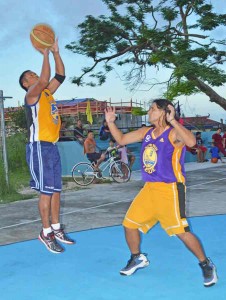 Makalaro Lang’s Ernie Moises unloads an open jumper in front of Purple Rain’s Ray Deleon Guerrero during the continuation of their rain-suspended match in the Blue Haus-IT&E caging last night at the Navy Hill court. (Roselyn B. Monroyo)