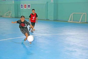 Jeanine Quilantang, left photo, and J.D. Jose were among those who joined and participated in the Tan Siu Lin Foundation Summer Camp and Sportsfest. (Jon Perez)