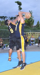 Hard Kulangot’s Marlon De Dios, right, and Wag Kang Pabebe’s Joseph Woodson battle for the rebound during the second half of their game in the Blue Haus-IT&E caging last Saturday at the Navy Hill court. (Roselyn B. Monroyo)