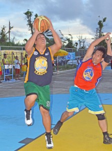 Hard Kulangot’s Jerome Pollisco bulldozes his way against the defense of Pasion De Amor’s Boyer Arreza during the extension period in their game in the Blue Haus-IT&E caging last Saturday at the Navy Hill Court. (Roselyn B. Monroyo)