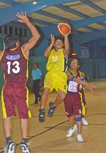 Top Development, Inc.’s Allen Reyes, center, pulls up for a one-hander against Konstrak Builders’ Ronila Sabidal, left, and Ramon Afonso during the fourth quarter of their game in the JEM/Mobil caging last Tuesday at the Gillette Multipurpose Gymnasium. (Roselyn B. Monroyo)