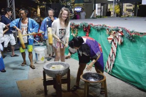 A tourist pounds the mochi using a “kine,” a traditional Japanese mallet used for pounding mochi as water in splashed onto the mochi in between pounding to prevent it from sticking to the stone bowl, or “usu.” (Erwin Encinares)
