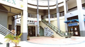 A police officer watches the side entrance to the second floor of the two-story Kase II Building in Garapan, where Federal Bureau of Investigation agents searched yesterday the entire second floor. The FBI has yet comment about the investigation. (Ferdie de la Torre)