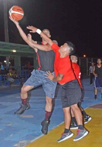 Cuadro PS’ Webster Gontar, left, is fouled by a Kagman defender during the third quarter of their game in the San Antonio summer caging last Wednesday at the San Antonio court. (Roselyn B. Monroyo)