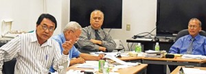 Commonwealth Casino Commission commissioner Alvaro Santos, left, talks to representatives of Imperial Pacific International (CNMI) Ltd. in yesterday’s meeting at the Joeten-Kiyu Public Library.(Jon Perez)