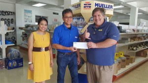 Chong Corp. project manager Honesto Servida, center, presents a check donation to HANMI Charity Classic Golf Tournament Committee member Glenn Policare on May18, 2017. (HANMI)