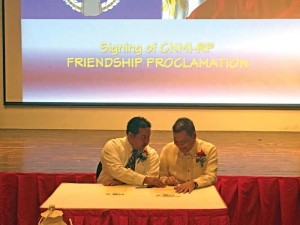 Philippine honorary consul to the Commonwealth Glicerio Arago, right, and Gov. Ralph DLG Torres sign a proclamation in honor of Philippine Independence Day during the vin d’honneur last Saturday night at the Hibiscus Hall of the Fiesta Resort & Spa Saipan. (Kimberly A. Bautista)
