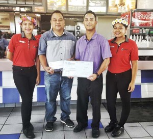 McDonald’s employees surround UFO president Marlon Regaton and McDonald’s general manager Joe E. Ayuyu Jr. at the check donation by McDonald’s to the families of the workers who perished in a sewer well last month. 