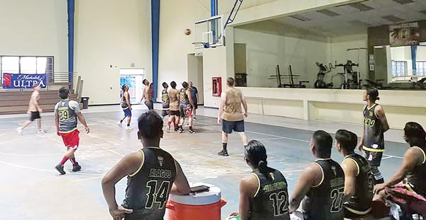 Ko’Bees and RNV Construction players in action in their 2021 Island-wide Men’s BudLight Basketball League