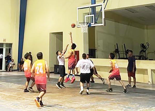 Team Kio’s Lucio Sanchez shoots against SMA Flyers’ Tanley Villagarcia