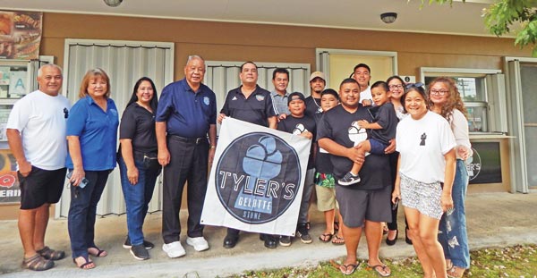 Tyler’s Gelatte Stone owner Ben Babauta Jr. and his family; Mayor David Apatang