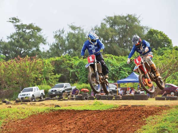 Dave Celis takes a glance back at Cuki Alvarez in their Veterans Class race